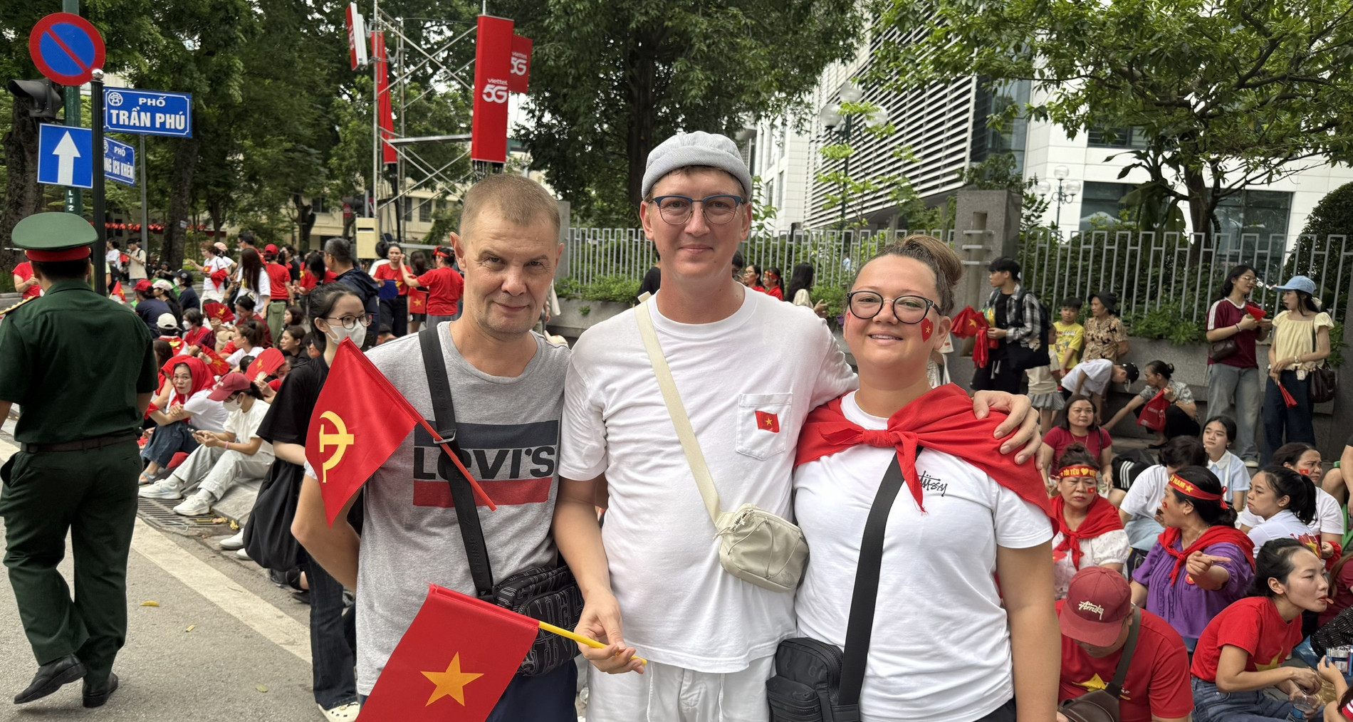 Foreigners impressed by patriotic crowds at parade rehearsal in Hanoi