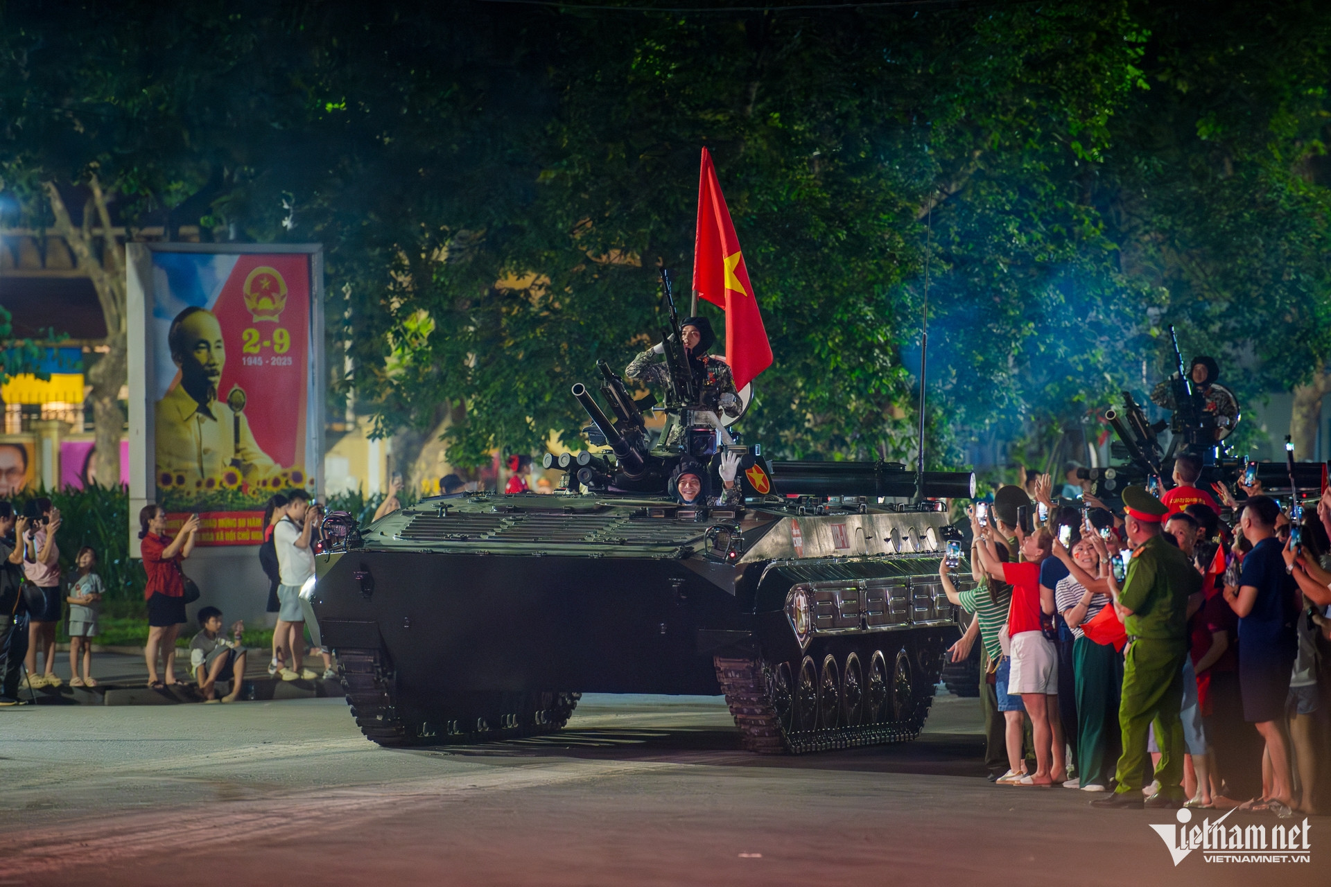 hanoi parade2.jpg