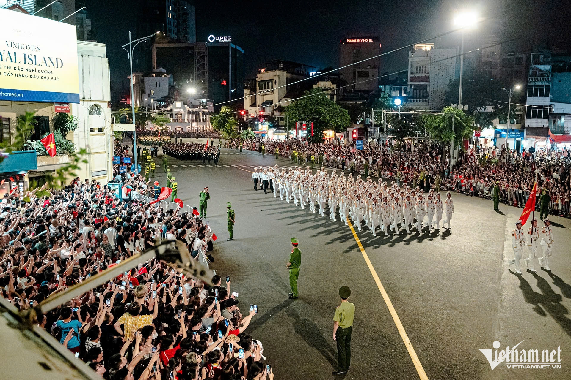 hanoi parade3.jpg