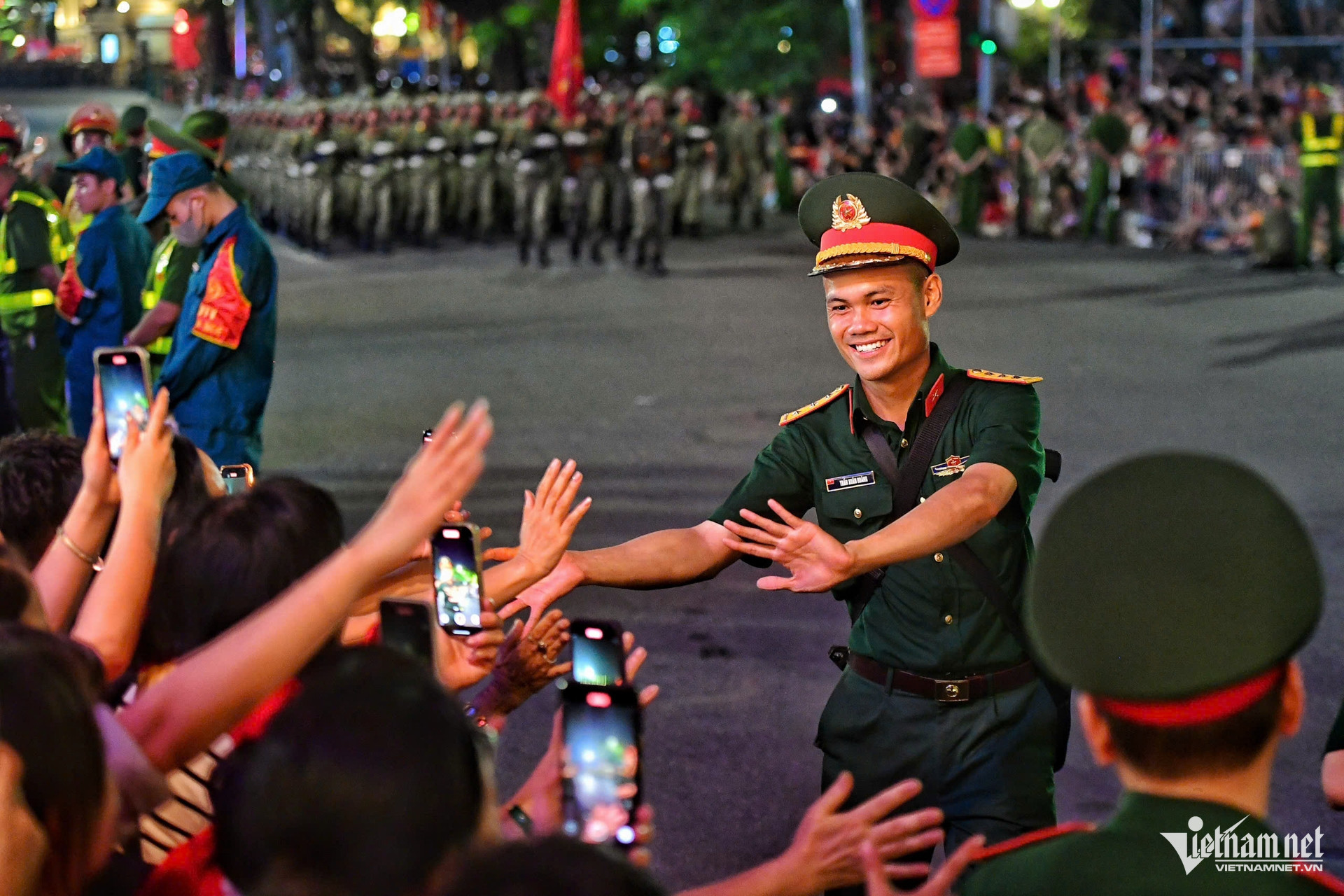 hanoi parade4.jpg
