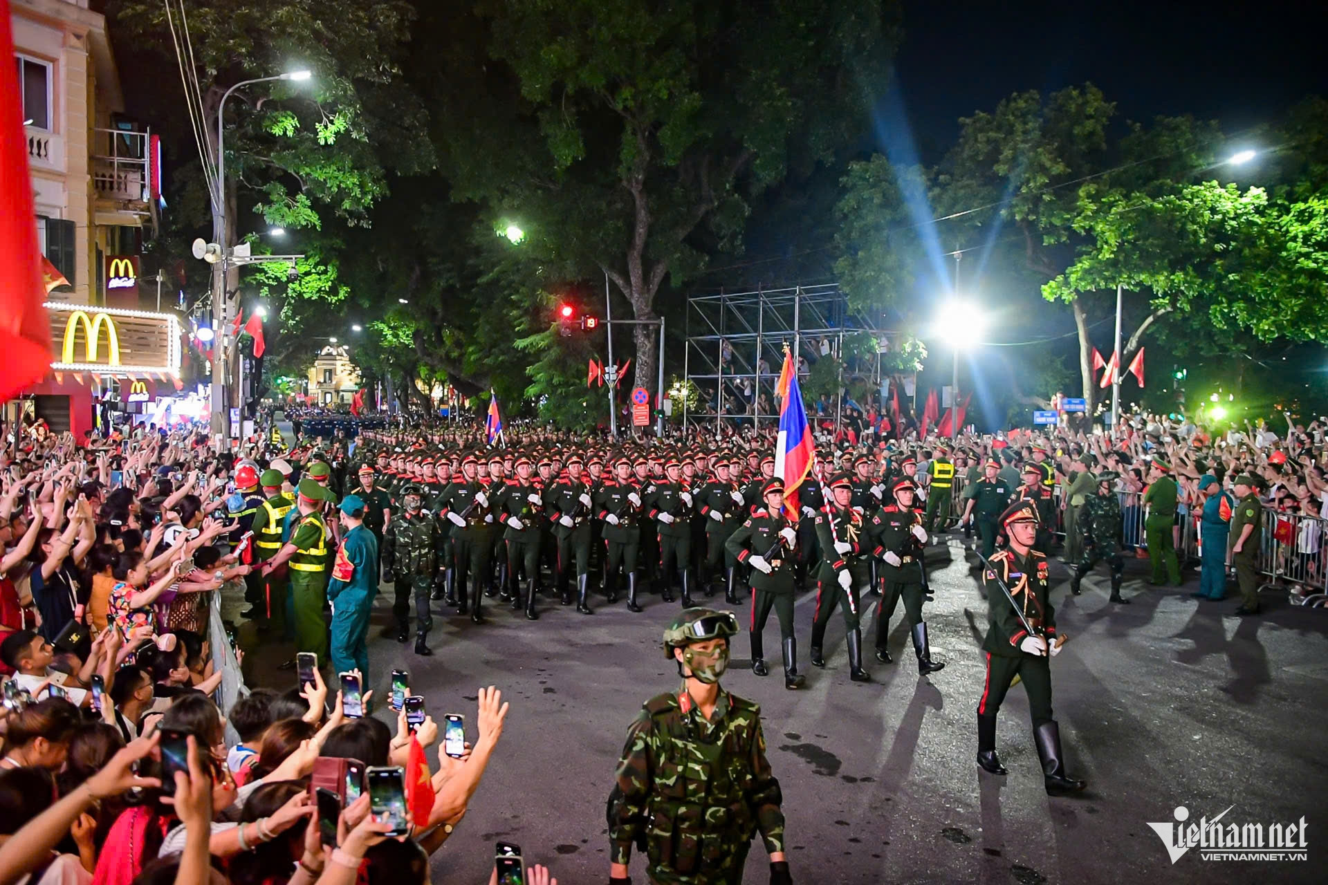 hanoi parade4.jpg