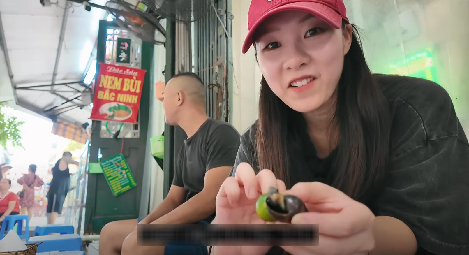 khach Han an oc Ha Noi 12.png