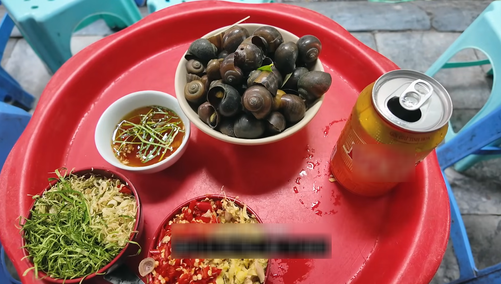 khach Han an oc Ha Noi.png