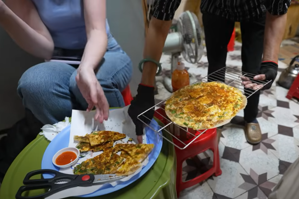 Western tourists try crispy street food, call it a 'must-try'