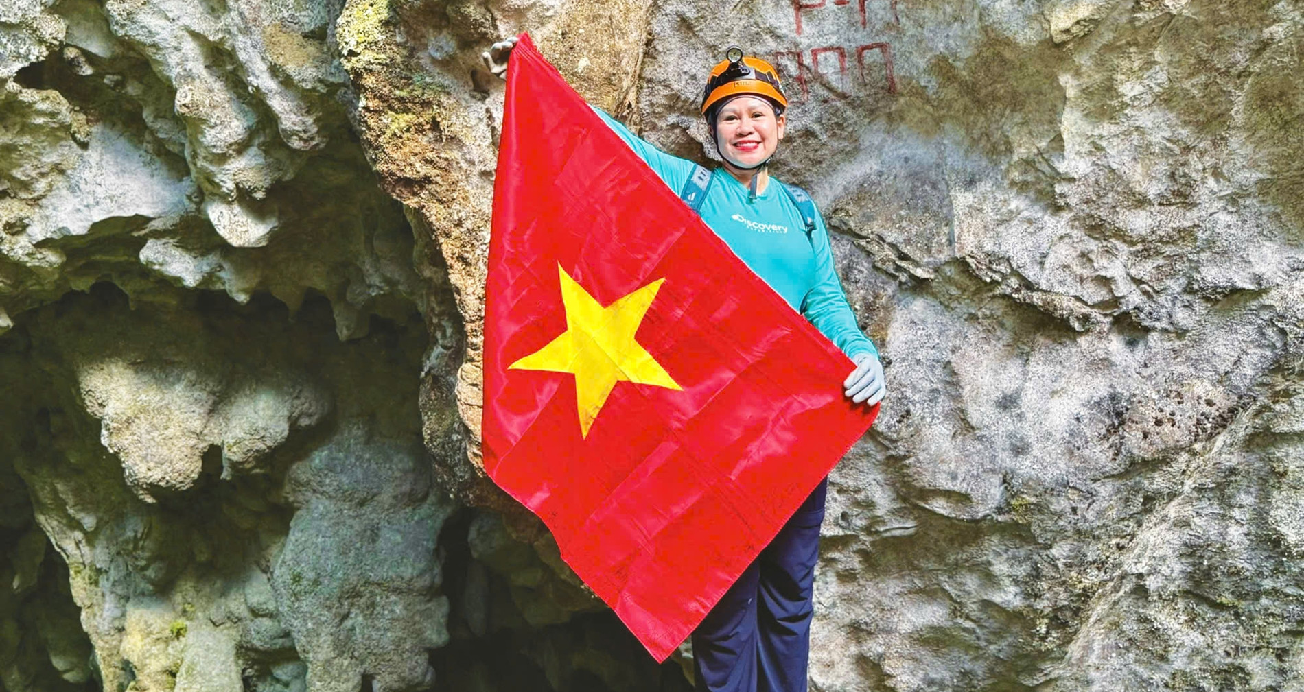 Vietnamese woman conquers Son Doong Cave, raises flag with pride