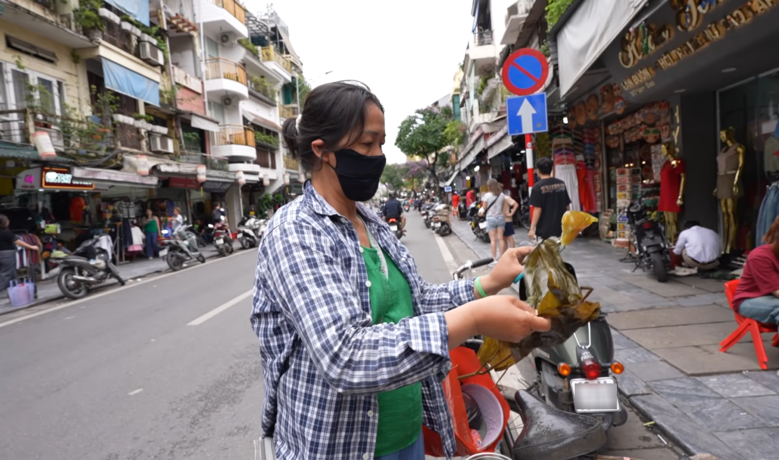 khach tay thu mon an duong pho o HN 1.png