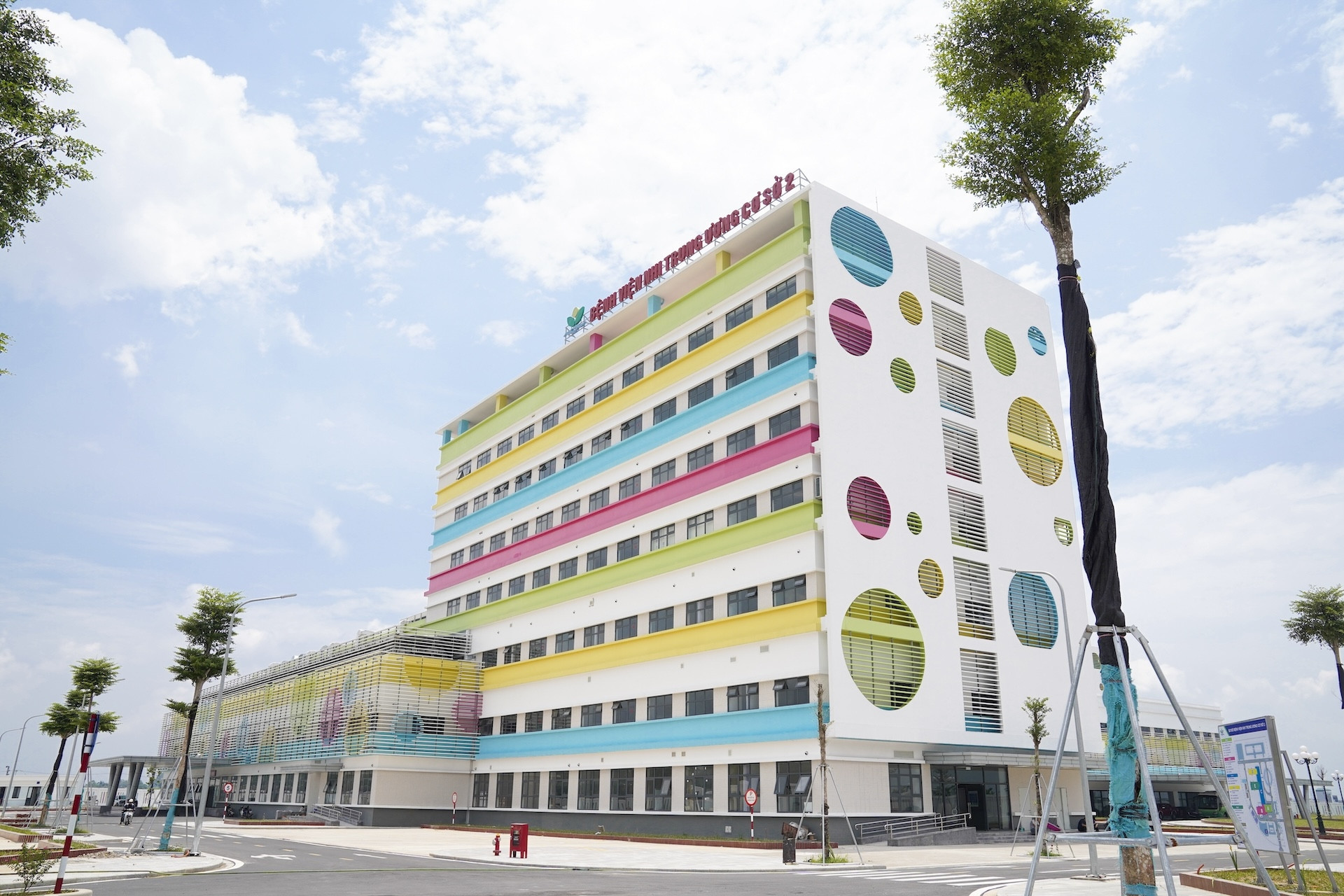 Two new hospitals with 300 beds each open in Hanoi