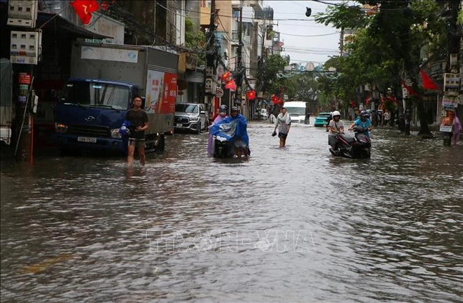 Typhoon Kajiki slams into Vietnam