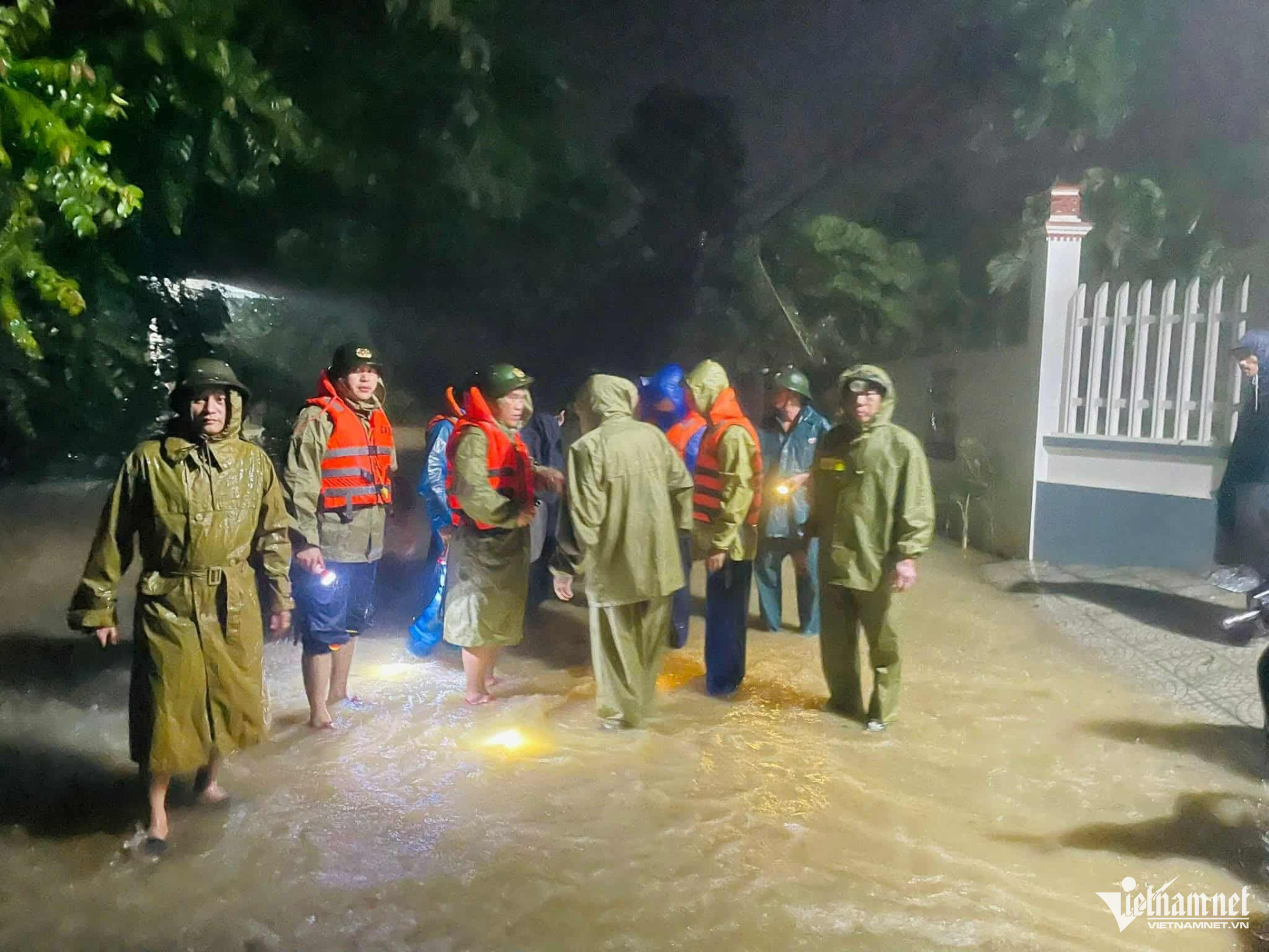 Kajiki storm batters Vietnam: One dead, 30,000 evacuated