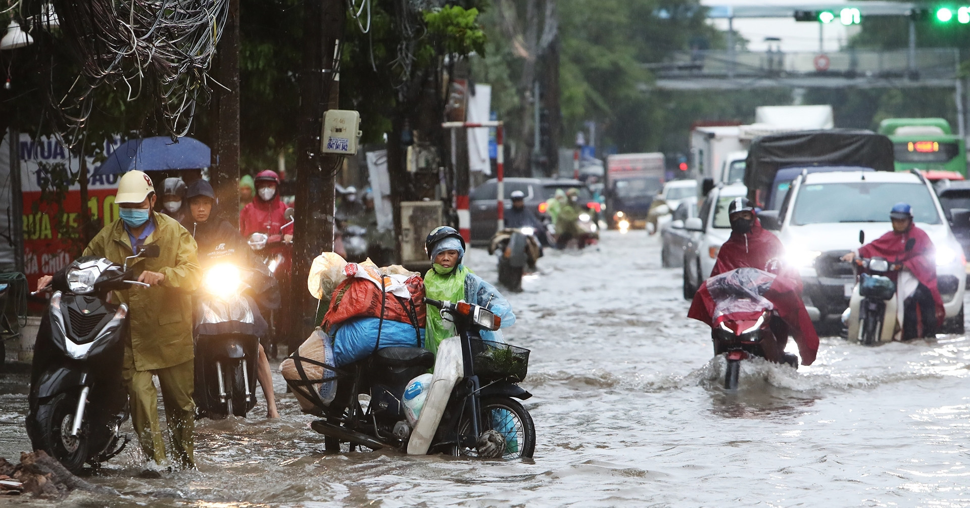 Vehicles stall as Hanoi floods leave commuters stranded