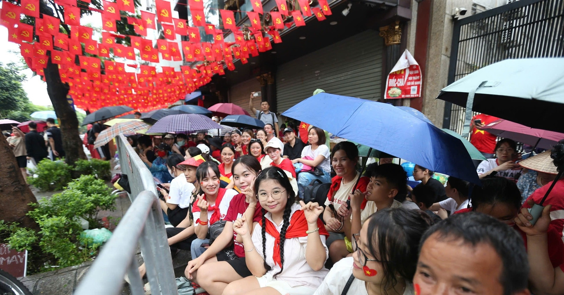 Hanoians line streets for hours in rain to watch parade rehearsal