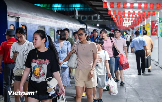 To meet the rising travel demand, in addition to regular daily services, the Railway Transport Joint Stock Company adds 51 extra trains to accommodate passengers during the National Day holiday. (Photo: VNA)