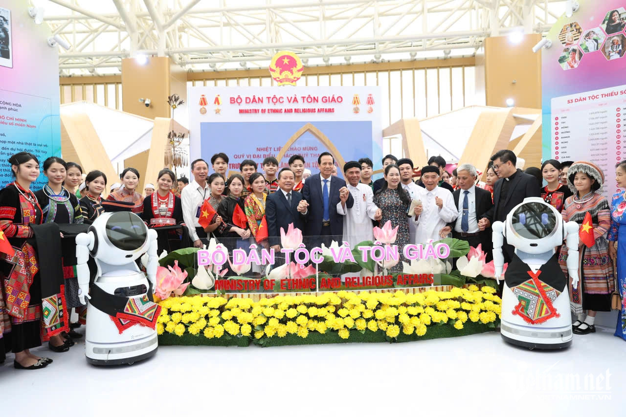 W-Bo truong chup anh luu niem.jpg