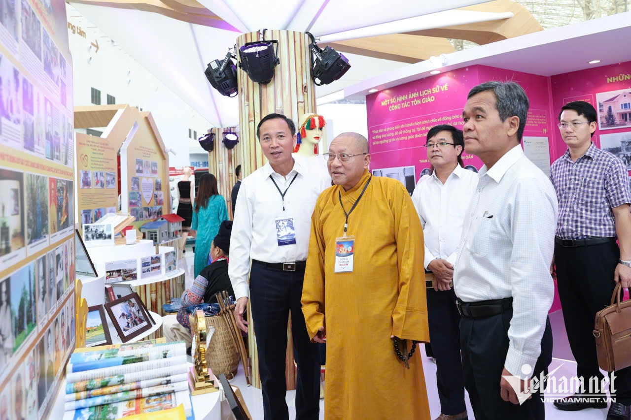 W-Khu trung bay cong tac ton giao.jpg