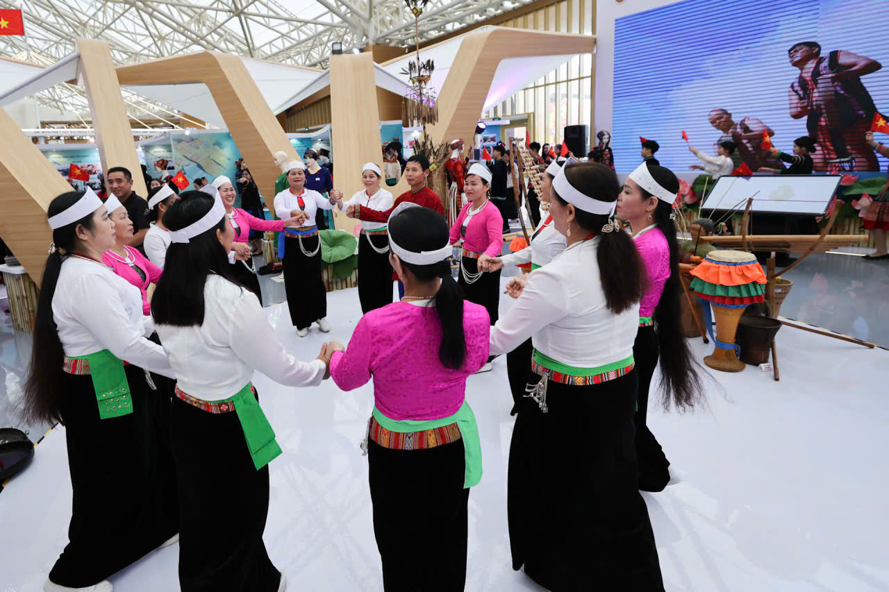 Trinh dien nghe thuat dan toc thieu so3.jpg