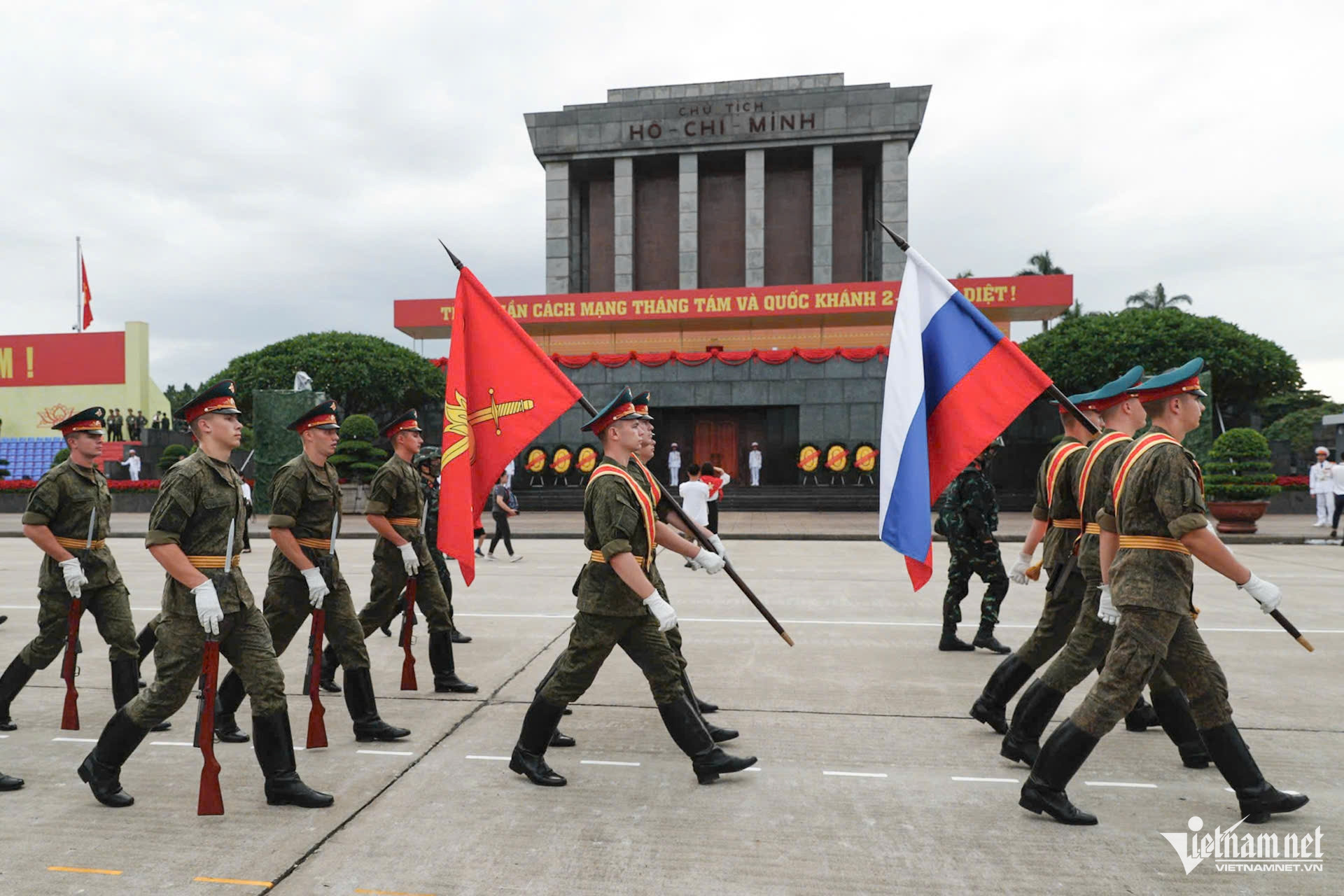 hanoi parade3.jpg