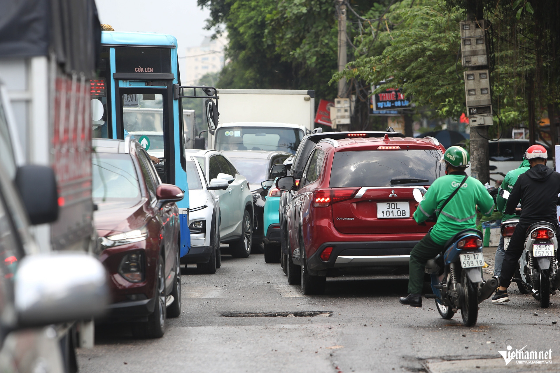 hanoi traffic jam2.jpg