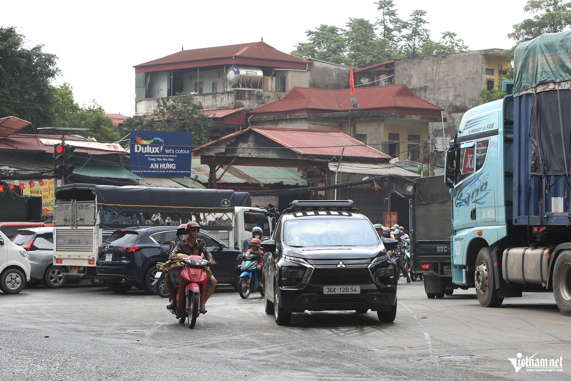 hanoi traffic jam3.jpg