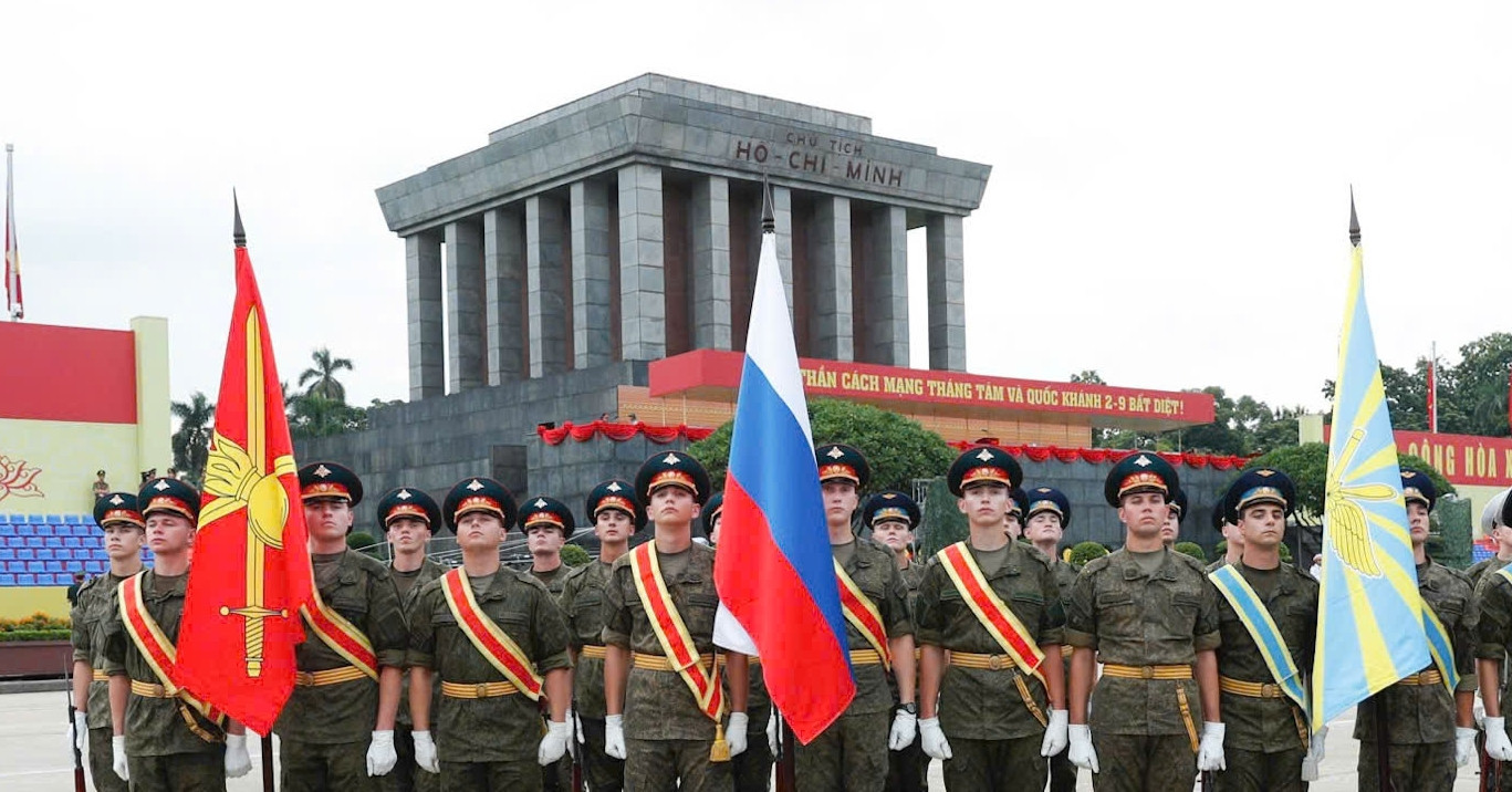 Soldiers from Russia, Laos, Cambodia rehearse parade in Hanoi