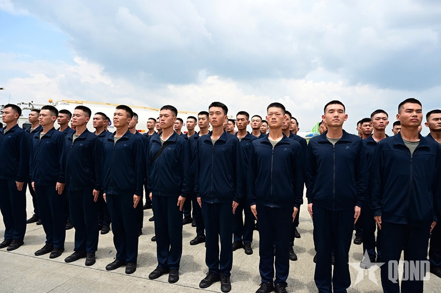 Đoàn quân nhân Trung Quốc tham gia diễu binh, diễu hành đã đến Hà Nội