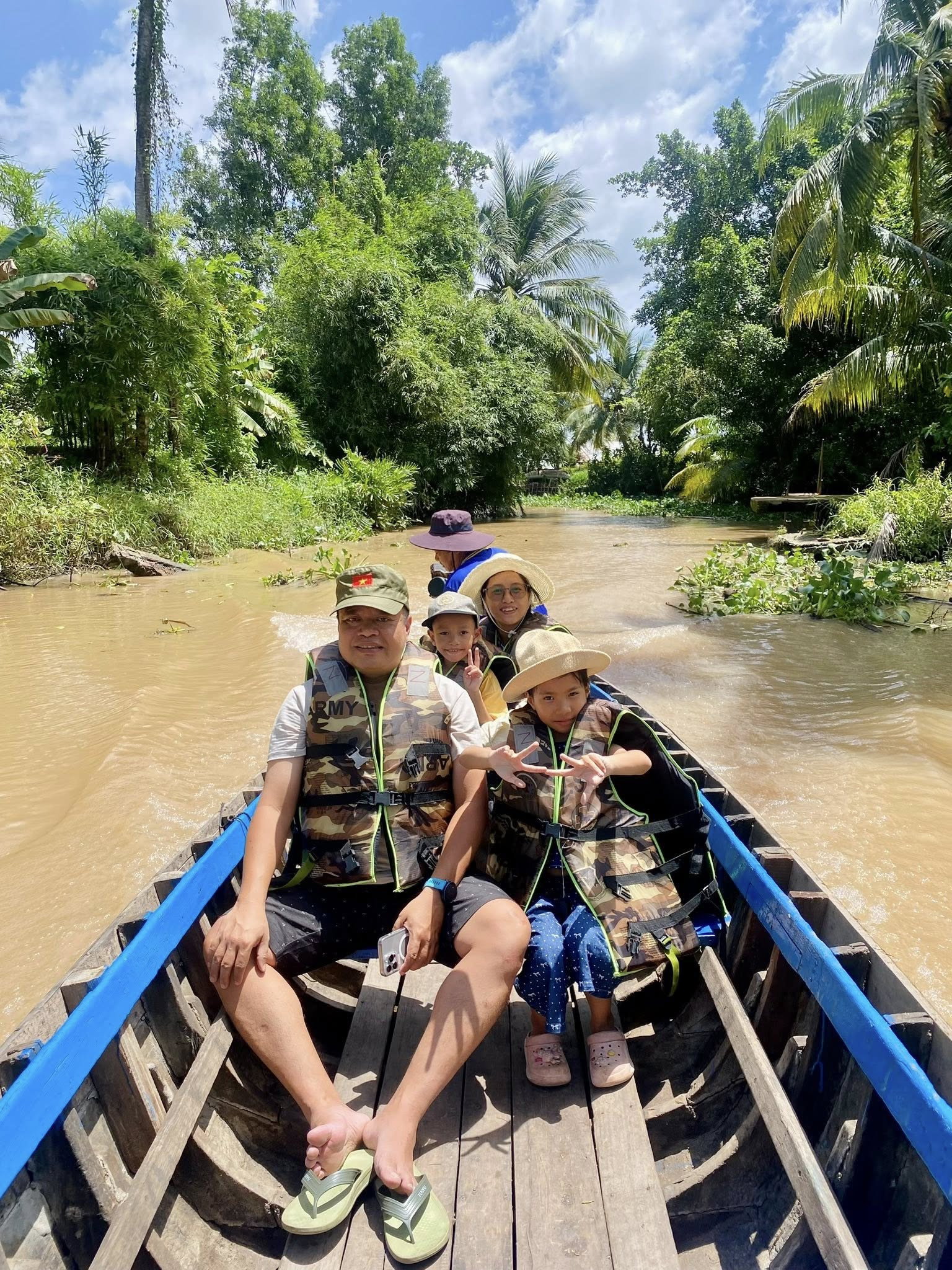 Hanoi family makes cross-country trip after five years of saving money