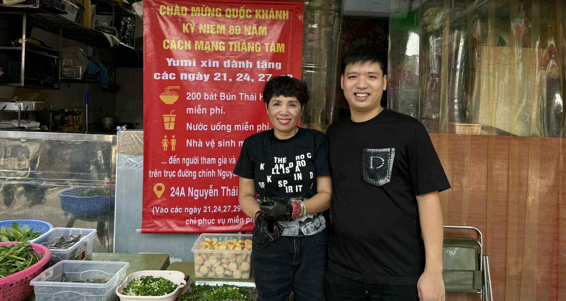 Hanoi family serves free seafood noodles to parade watchers