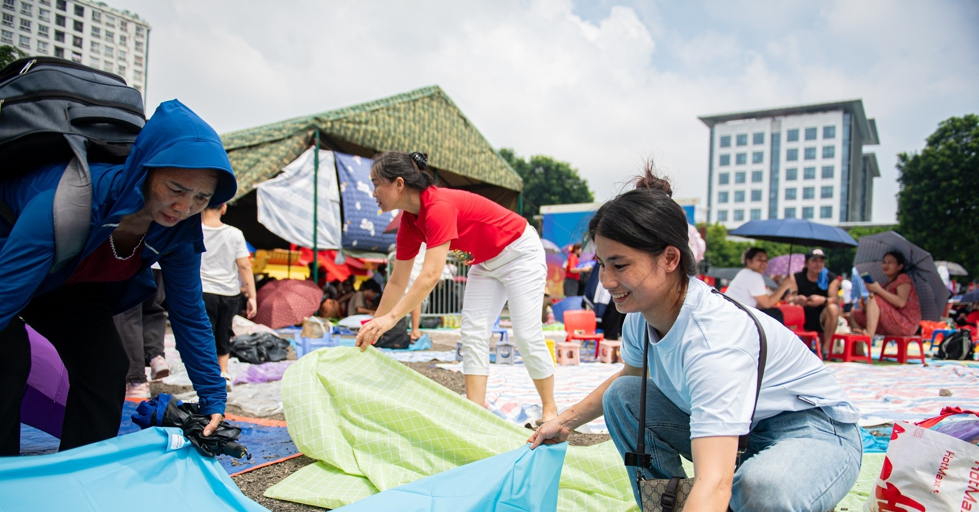 Hundreds camp out early for Hanoi's parade rehearsal spectacle