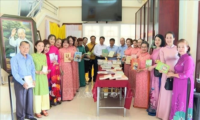 President Ho Chi Minh's bookcase presented to relic site in Thailand