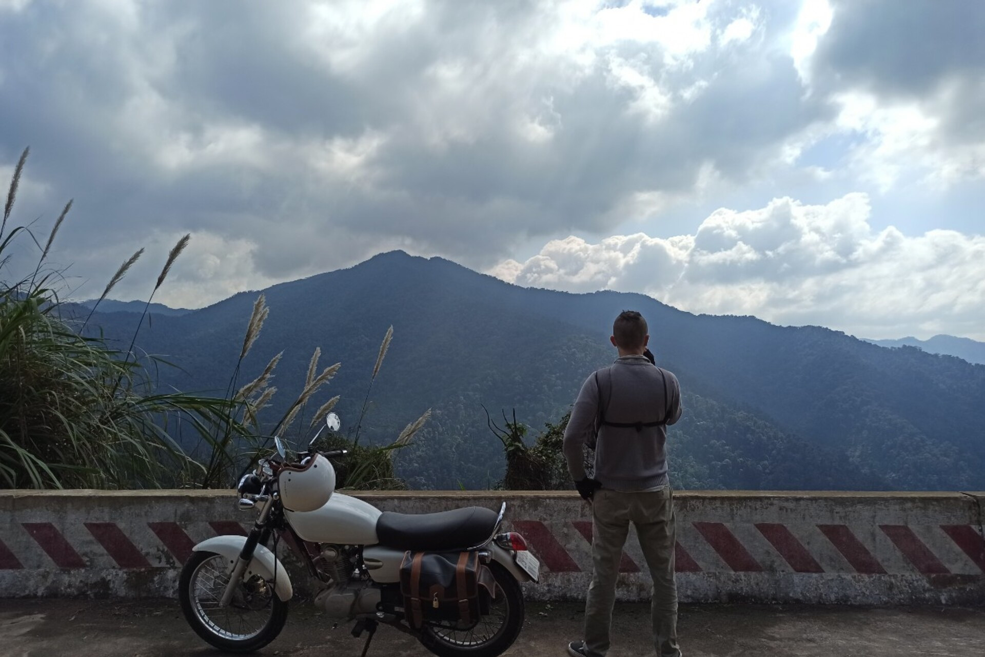 Romanian man rides across Vietnam, shocks locals with fluent Vietnamese