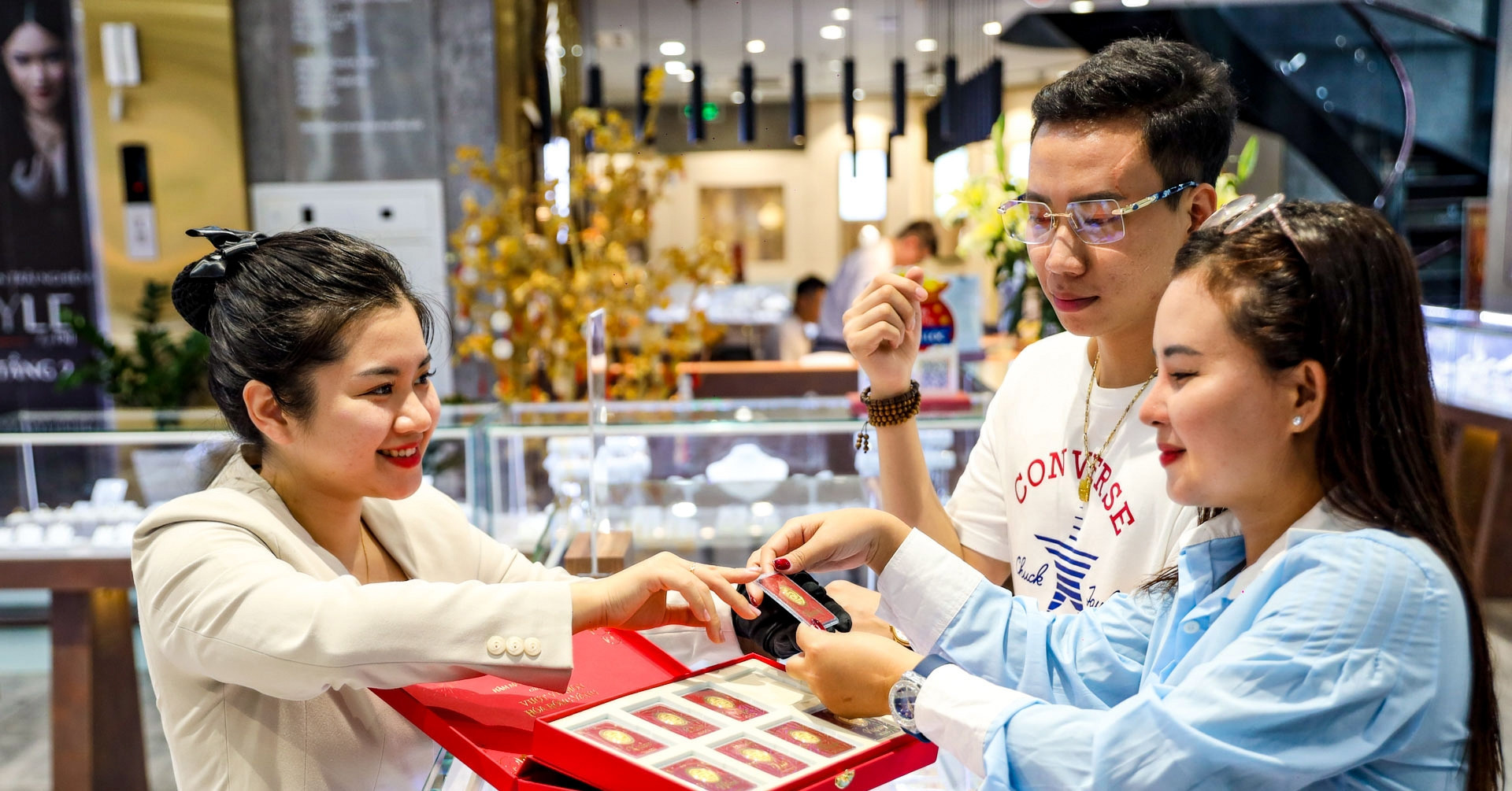 Vietnam ends gold monopoly, opens  -  to licensed banks and firms