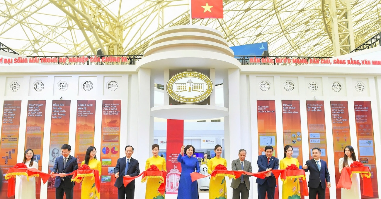 Vietnam unveils banknote map at banking sector exhibition