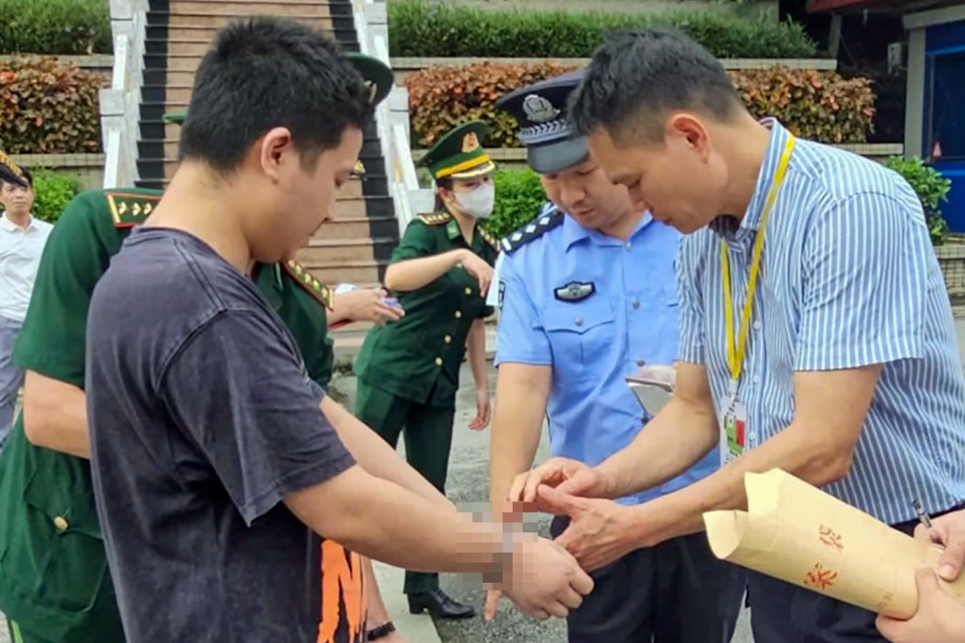 Doi tuong bi truy na 1.jpg