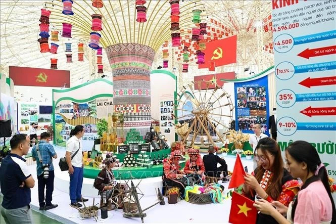 Crowds flock to exhibition of national achievements