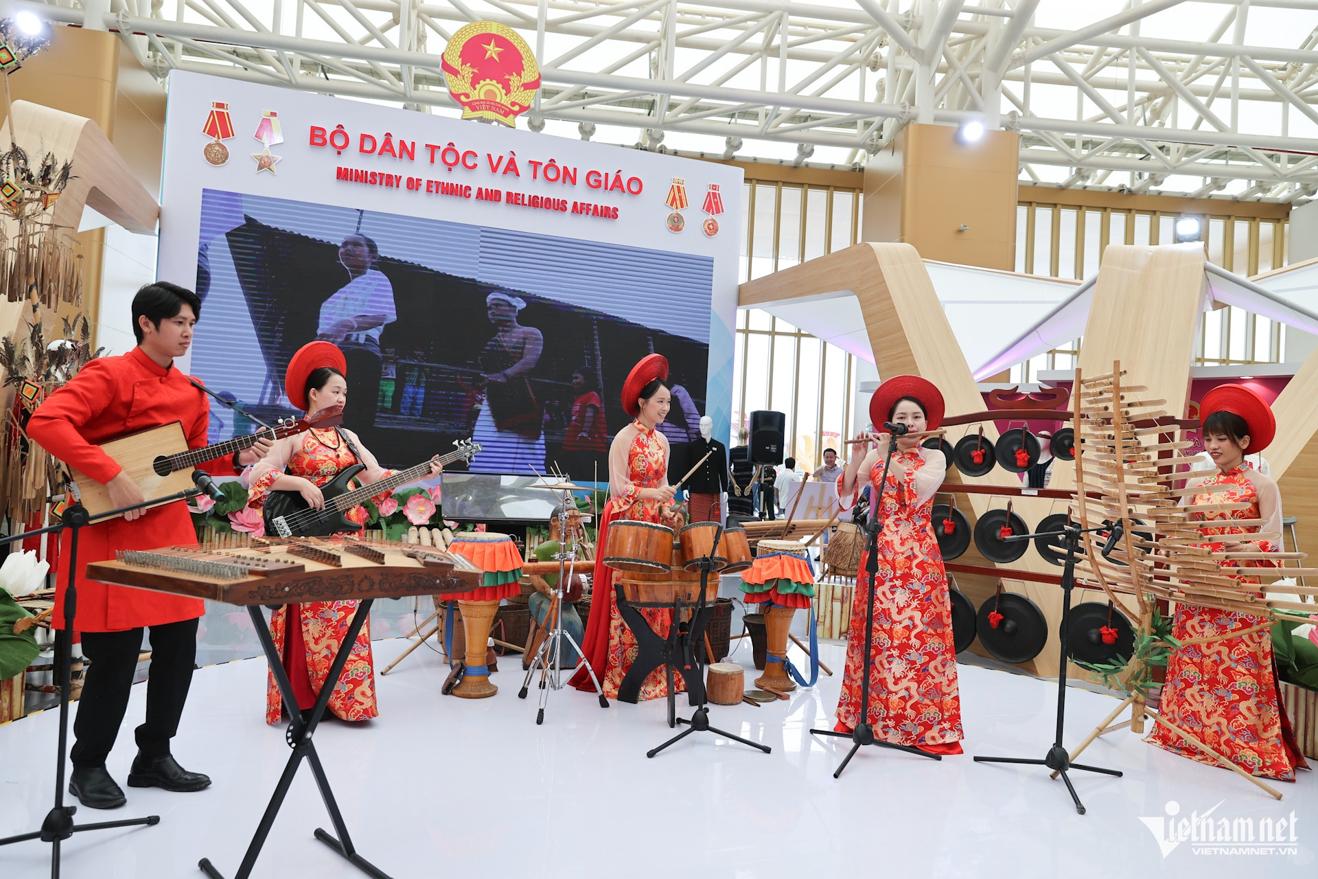 W-Bieu dien van nghe.jpg