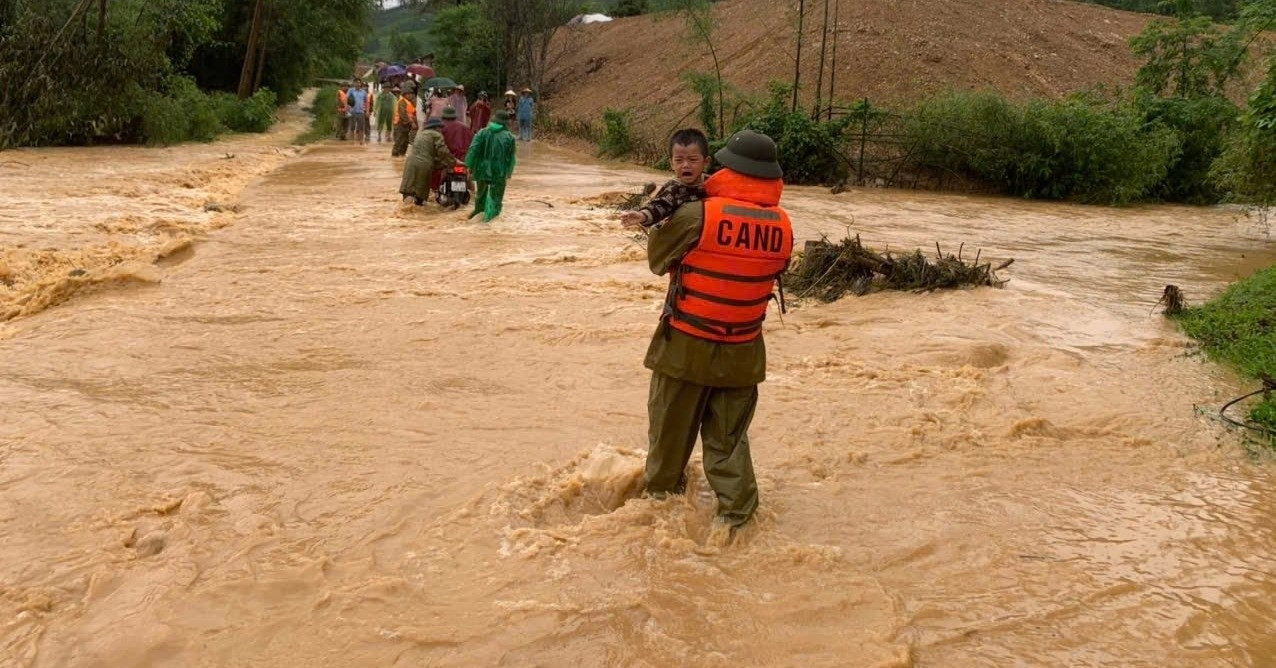 Storm No.6 triggers evacuations across central Vietnam