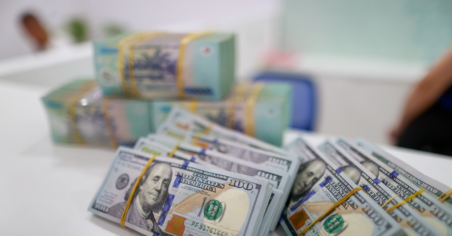 Big4 bank race: Vietcombank tops profit, VietinBank cuts staff sharply