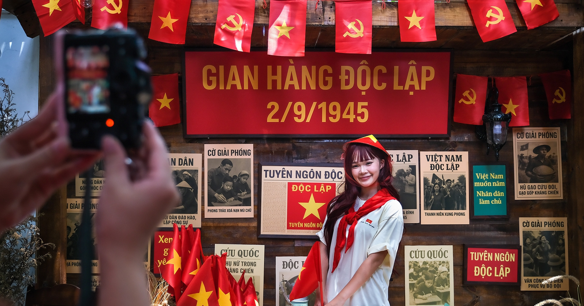 Hanoi café glows red to celebrate 80th National Day, draws photo enthusiasts