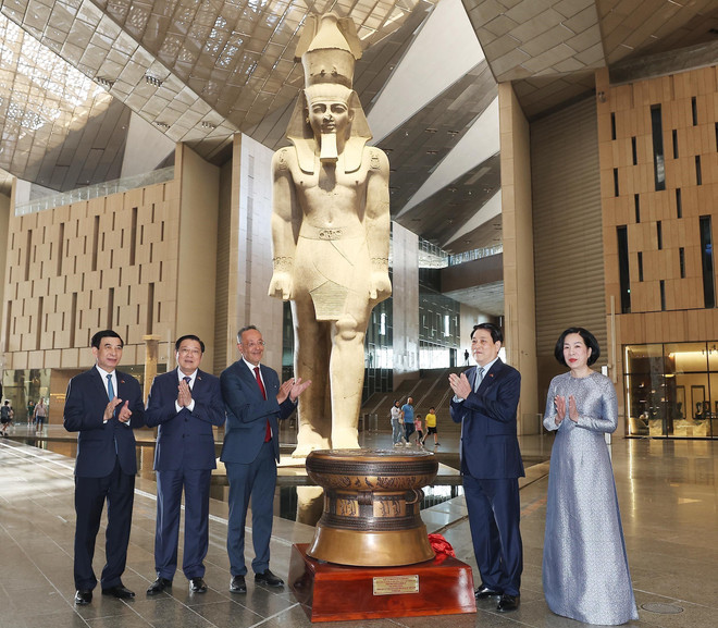 state-president-tours-grand-egyptian-museum.jpg