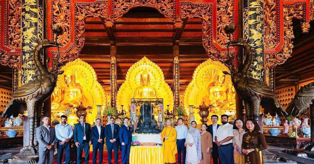 Pakistan gifts replica of ancient Buddha statue to Vietnam Buddhist Sangha