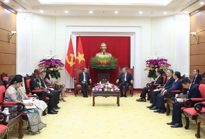 Party General Secretary To Lam (R) hosts a reception for Indian Ambassador to Vietnam Sandeep Arya in Hanoi on August 6. (Photo: VNA)