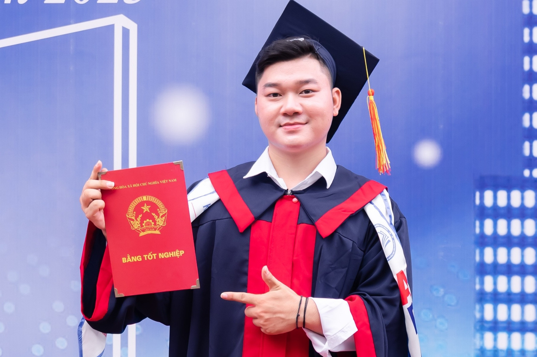 Son of illiterate parents travels 600km to school, graduates as valedictorian
