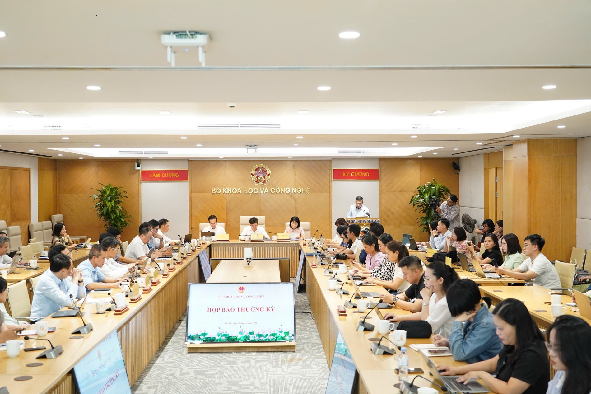 Toàn cảnh họp báo 2.jpg