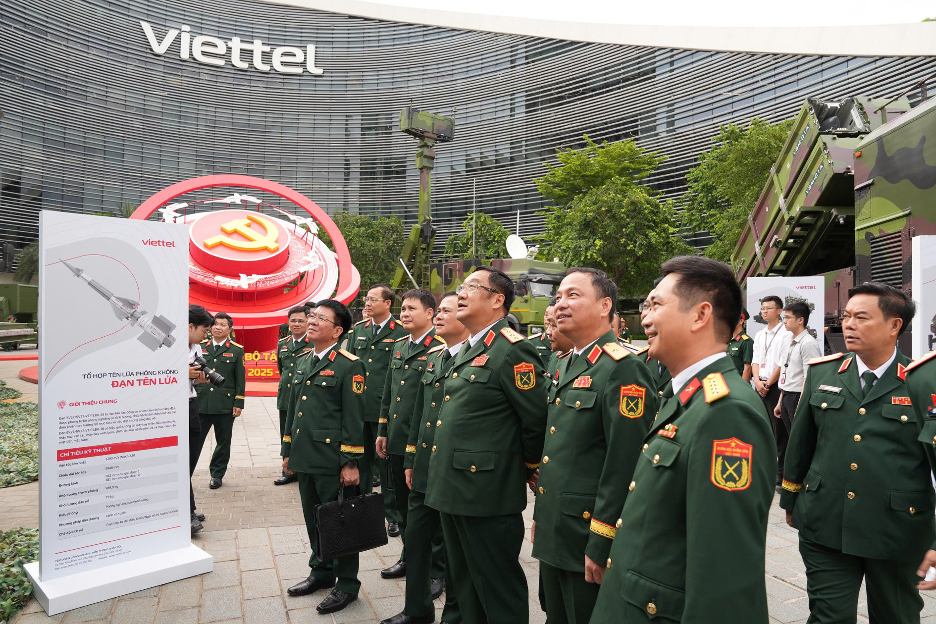 Thu truong tham quan khi tai Viettel tai Dai hoi (1).jpg