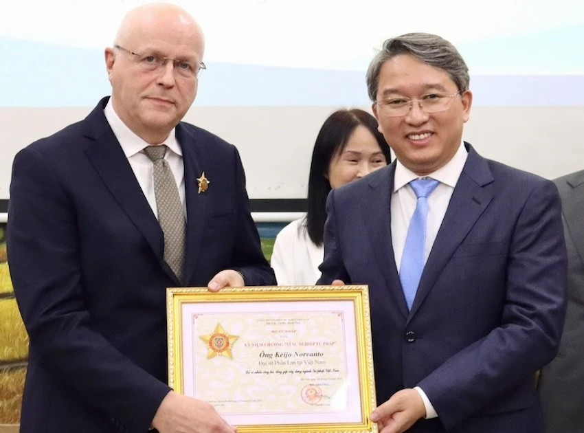 Vietnam presents top legal honor to Finnish ambassador