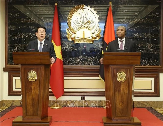 Vietnamese, Angolan Presidents meet with the press