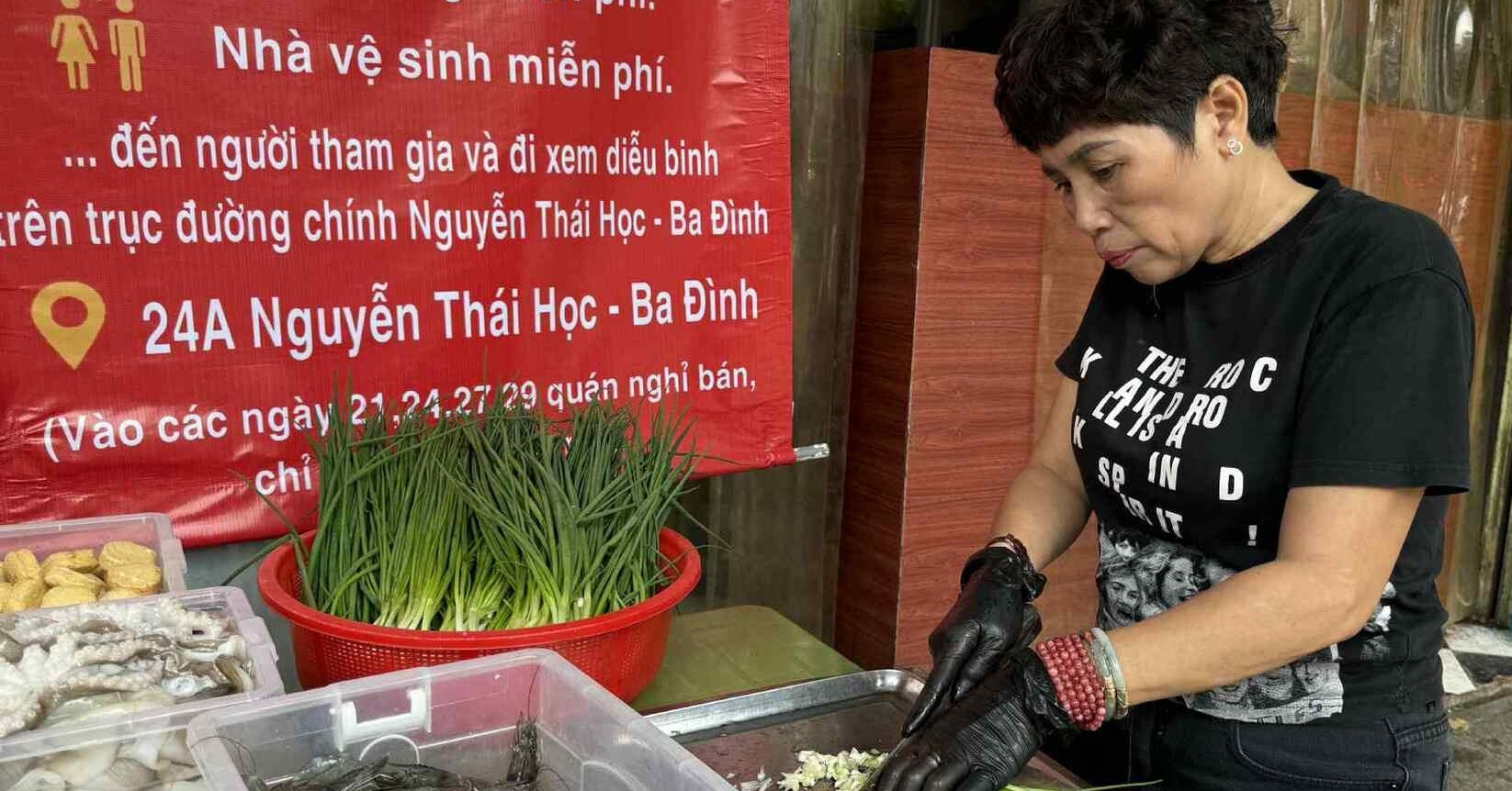 Hanoi restaurants offer free meals and shelter for parade attendees