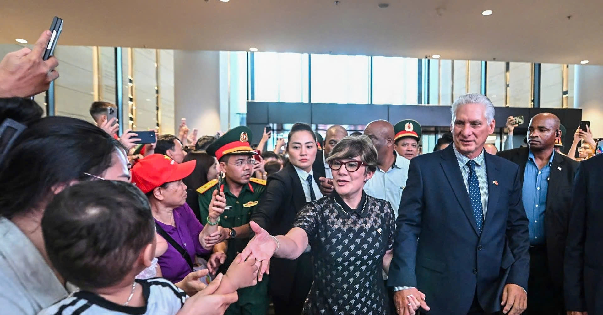 Vietnamese crowd cheers ‘Viva Cuba’ as Cuban leader visits museum