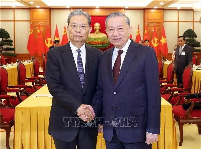 Vietnamese Party chief hosts reception for visiting top Chinese legislator