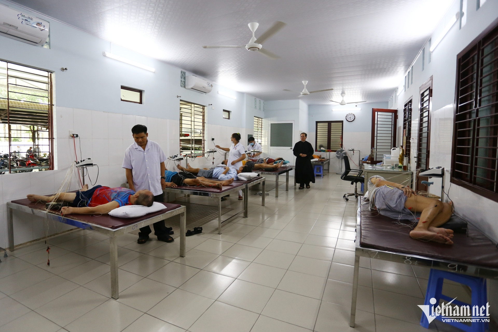 bac si ao den HoangANh.jpg