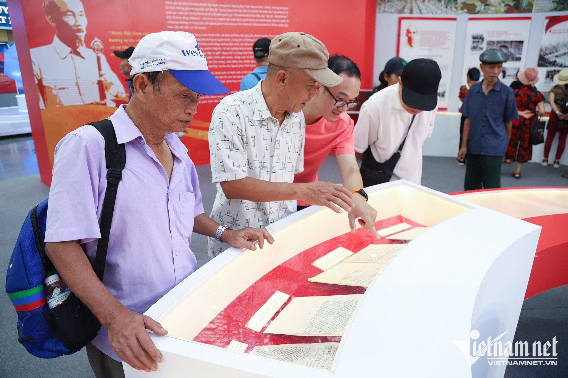 exhibition vietnam11.jpg